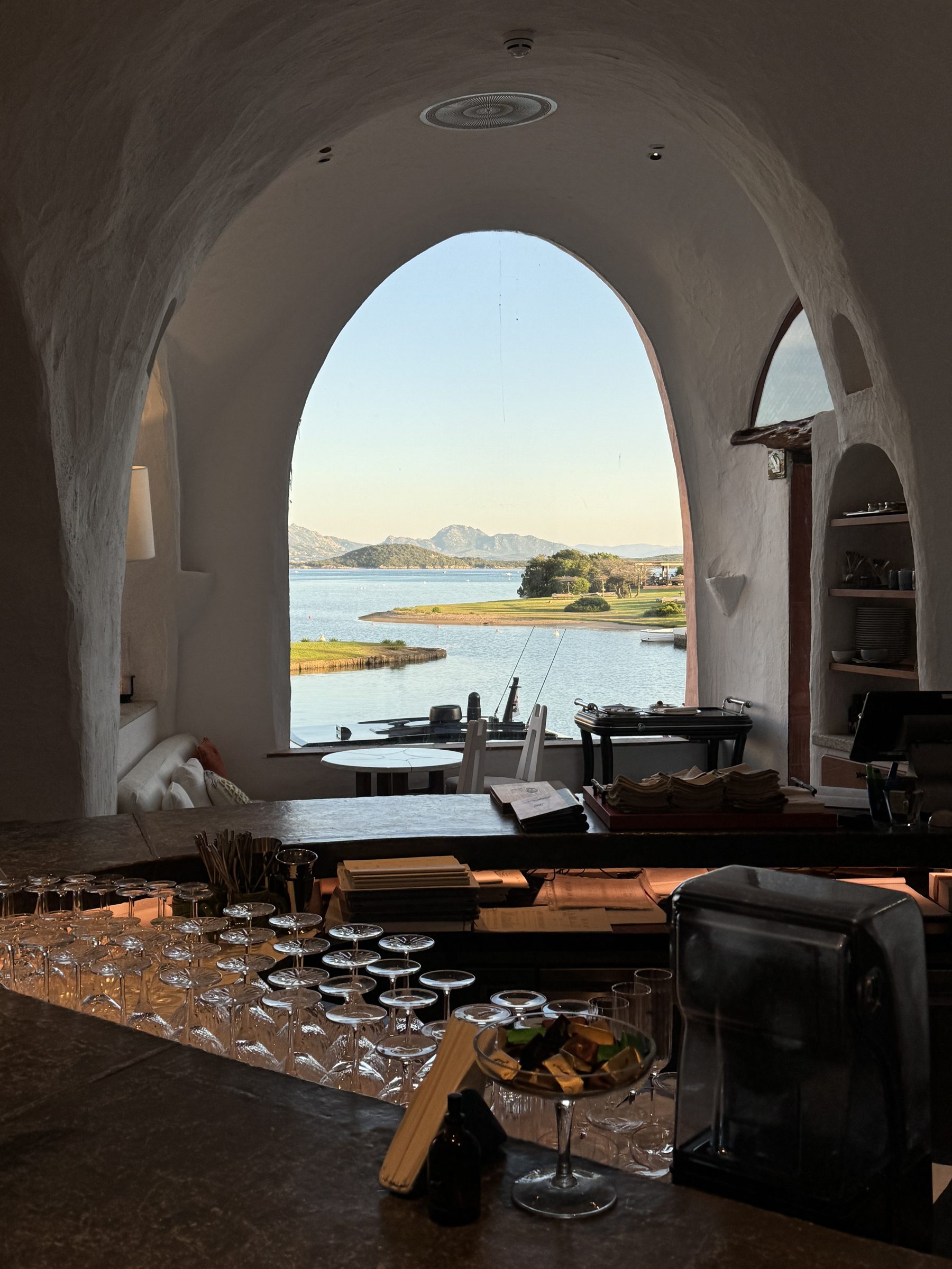 Bar voûté avec vue panoramique sur la baie