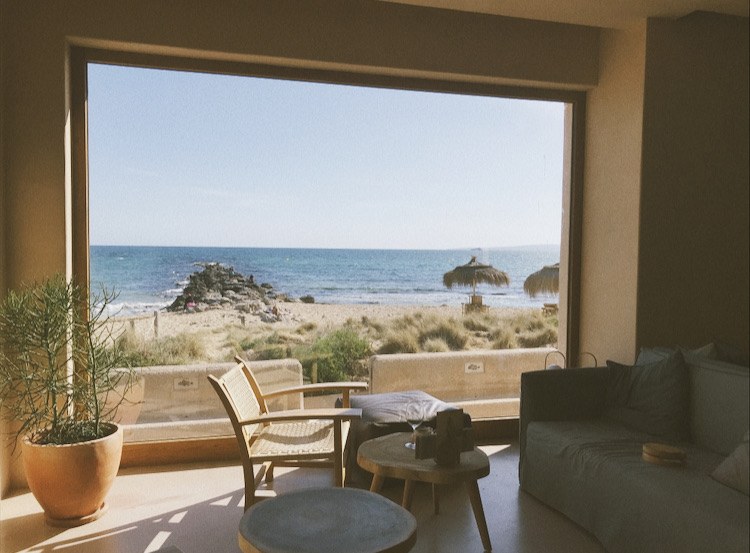 Salon avec vue panoramique sur la mer