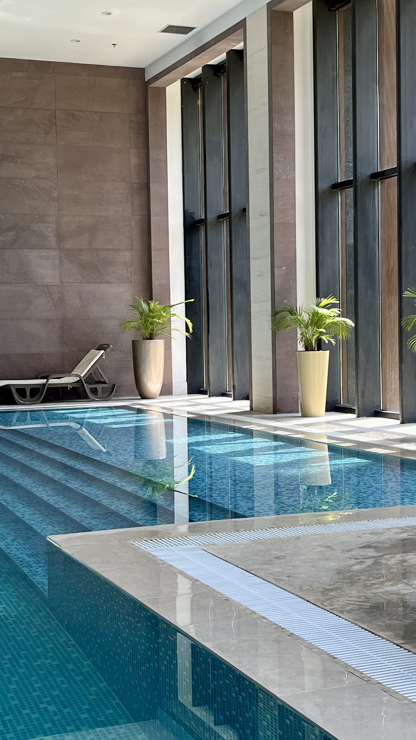 Piscine intérieure d'un hôtel de prestige