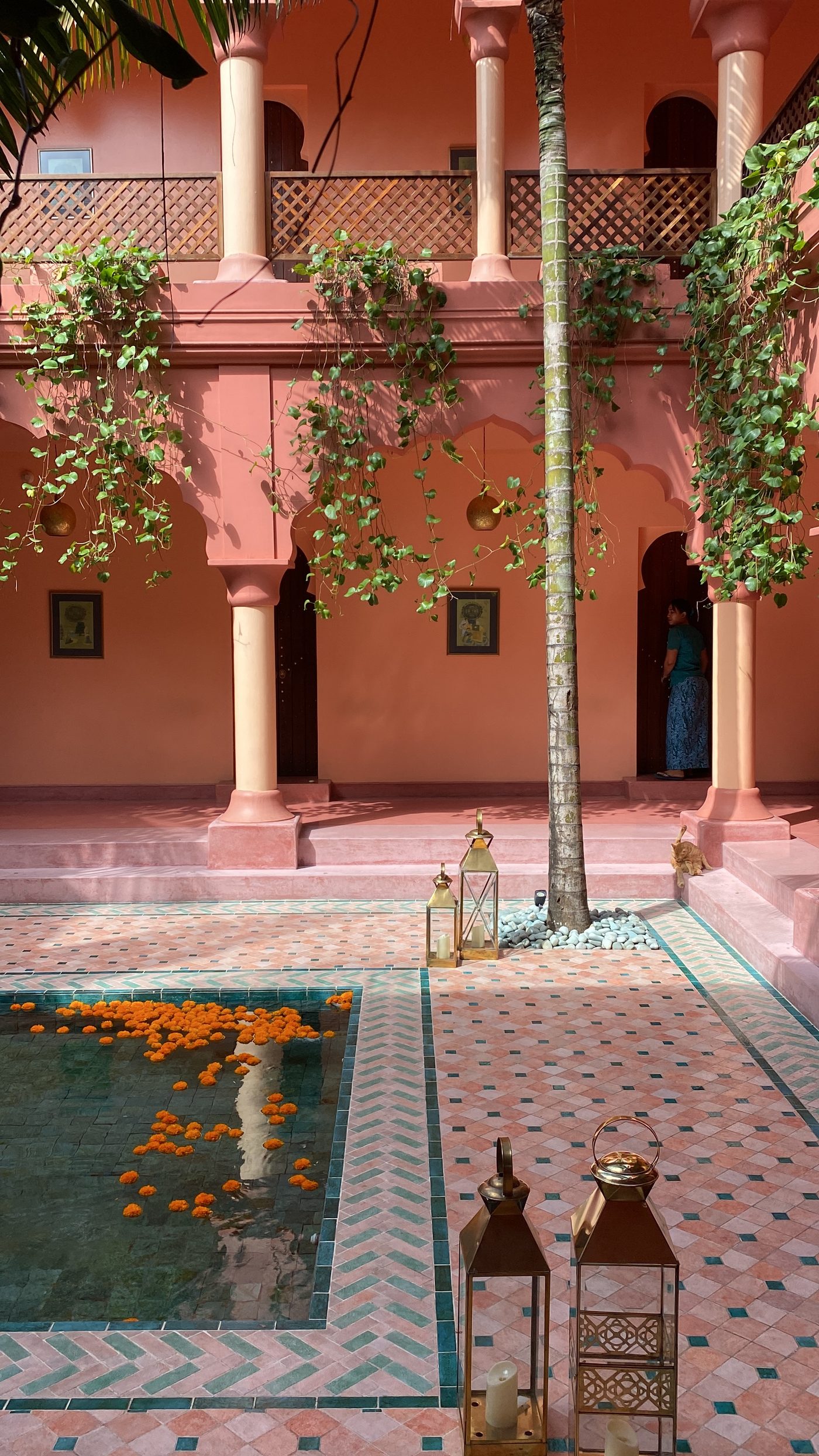 Patio d'un riad orné de lanternes et de fleurs